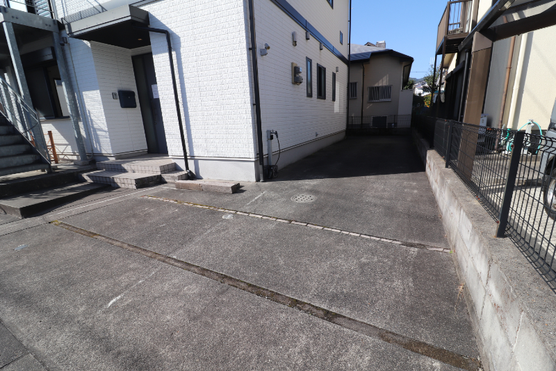 縦列3台可能の駐車場。追加で手前に軽1台駐車可能です