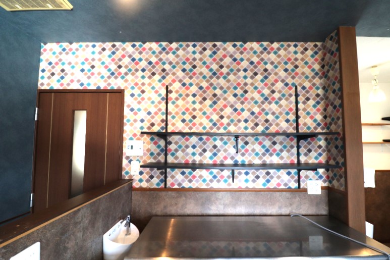 カウンターキッチンの壁面。棚が付いています。