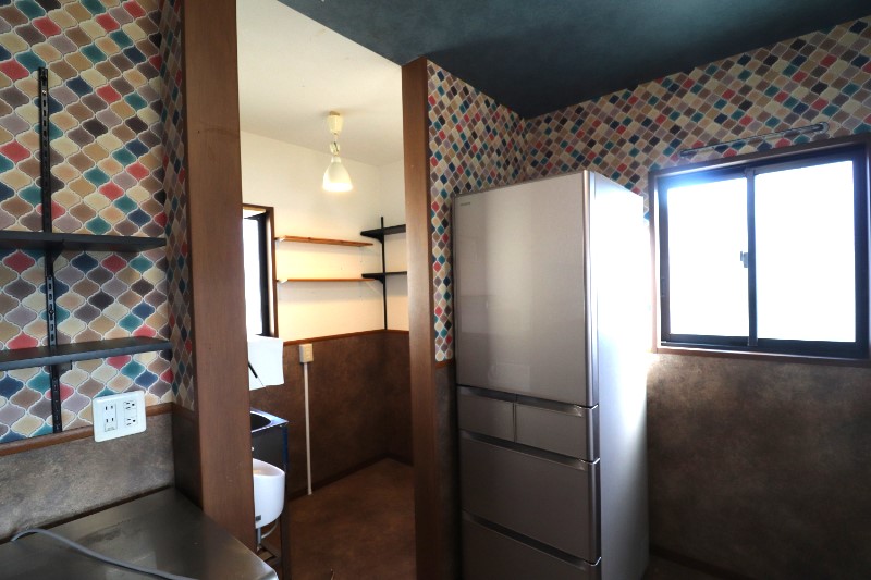 キッチン奥にはパントリー