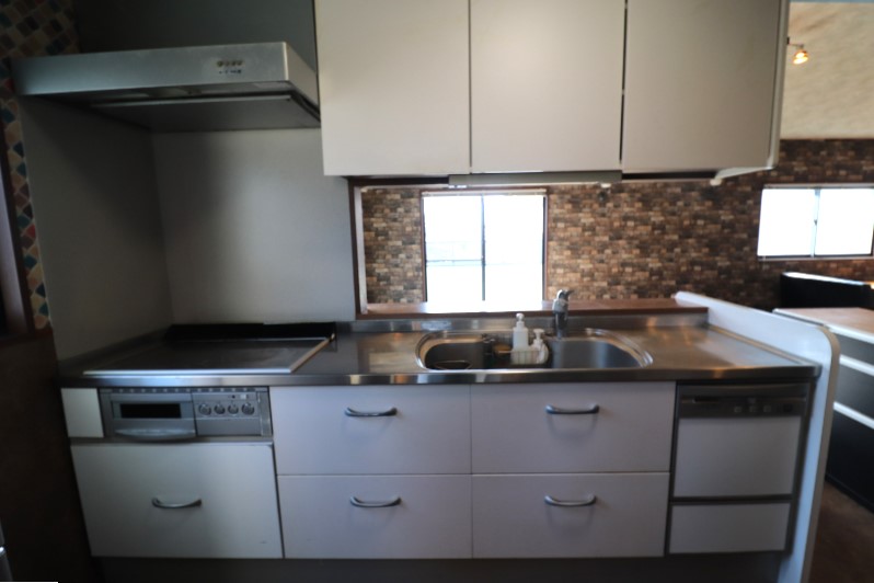 吊戸棚付き、システムキッチンは食器洗い乾燥機付き、IH。